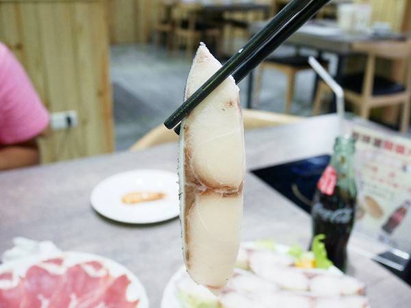 百味釜精緻鍋物:百味釜精緻鍋物-新竹東區精緻鍋物 肉品種類多 餐後甜點精緻又吸睛 樓下的媽媽魚市場是挑選生鮮的好去處