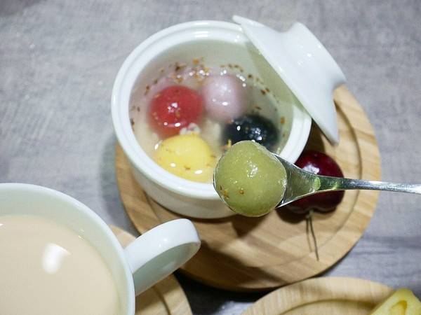 百味釜精緻鍋物:百味釜精緻鍋物-新竹東區精緻鍋物 肉品種類多 餐後甜點精緻又吸睛 樓下的媽媽魚市場是挑選生鮮的好去處