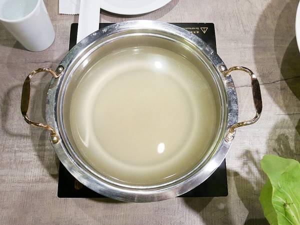 百味釜精緻鍋物:百味釜精緻鍋物-新竹東區精緻鍋物 肉品種類多 餐後甜點精緻又吸睛 樓下的媽媽魚市場是挑選生鮮的好去處