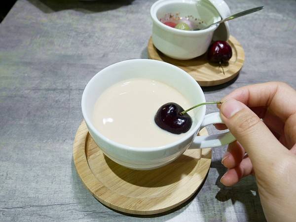 百味釜精緻鍋物:百味釜精緻鍋物-新竹東區精緻鍋物 肉品種類多 餐後甜點精緻又吸睛 樓下的媽媽魚市場是挑選生鮮的好去處