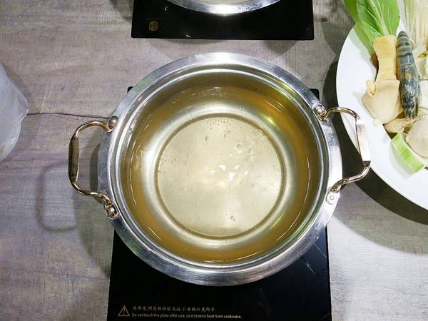 百味釜精緻鍋物:百味釜精緻鍋物-新竹東區精緻鍋物 肉品種類多 餐後甜點精緻又吸睛 樓下的媽媽魚市場是挑選生鮮的好去處