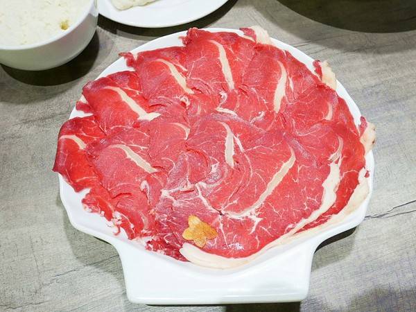 百味釜精緻鍋物:百味釜精緻鍋物-新竹東區精緻鍋物 肉品種類多 餐後甜點精緻又吸睛 樓下的媽媽魚市場是挑選生鮮的好去處