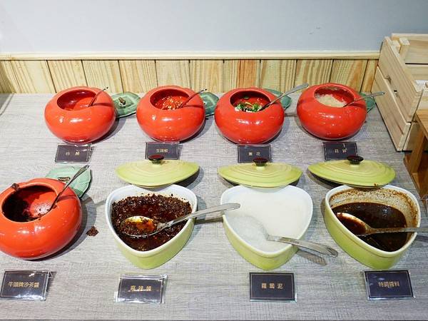 百味釜精緻鍋物:百味釜精緻鍋物-新竹東區精緻鍋物 肉品種類多 餐後甜點精緻又吸睛 樓下的媽媽魚市場是挑選生鮮的好去處