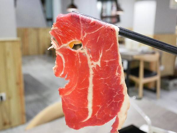 百味釜精緻鍋物:百味釜精緻鍋物-新竹東區精緻鍋物 肉品種類多 餐後甜點精緻又吸睛 樓下的媽媽魚市場是挑選生鮮的好去處