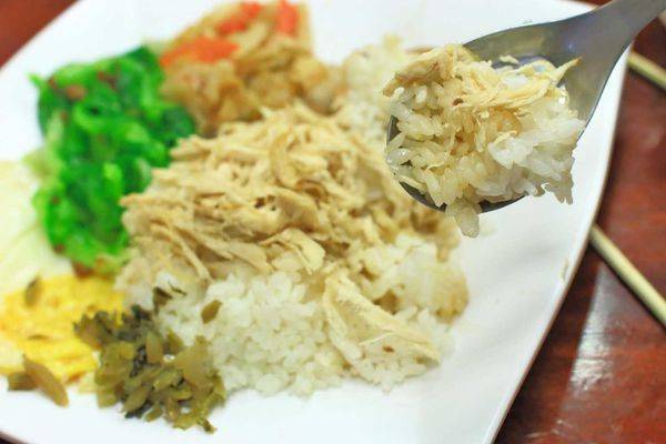 【台中美食】廖記雞肉飯-便宜又大碗,CP值極高的15年老字號美食小吃店