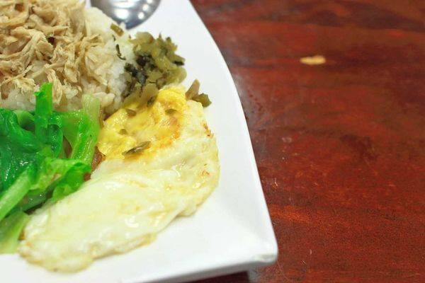 【台中美食】廖記雞肉飯-便宜又大碗,CP值極高的15年老字號美食小吃店
