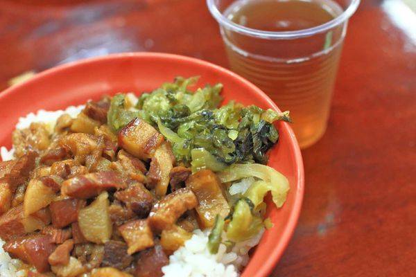 【台中美食】廖記雞肉飯-便宜又大碗,CP值極高的15年老字號美食小吃店