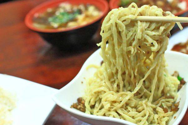 【台中美食】廖記雞肉飯-便宜又大碗,CP值極高的15年老字號美食小吃店