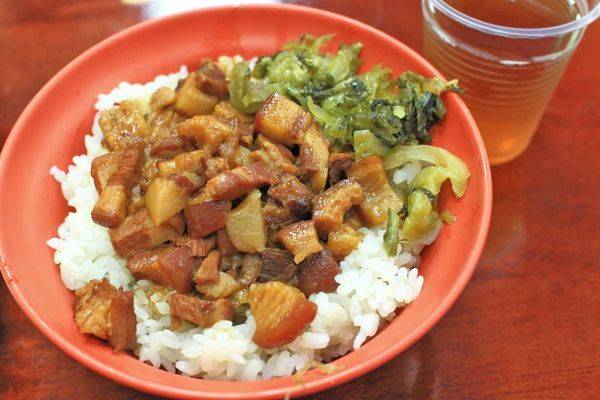 【台中美食】廖記雞肉飯-便宜又大碗,CP值極高的15年老字號美食小吃店