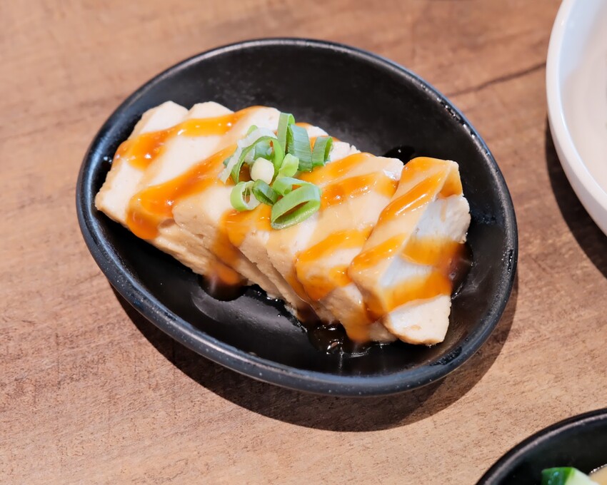 【台北大安美食】牛莊園牛肉麵~清燉蔬果湯頭超鮮美!大安最好吃牛肉麵!科技大樓美食必吃~