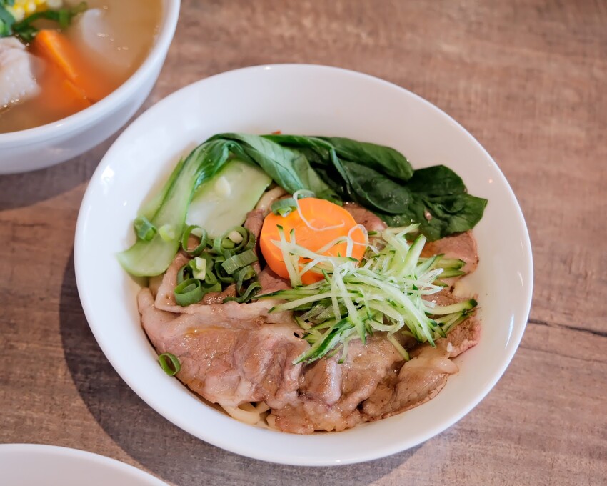 【台北大安美食】牛莊園牛肉麵~清燉蔬果湯頭超鮮美!大安最好吃牛肉麵!科技大樓美食必吃~