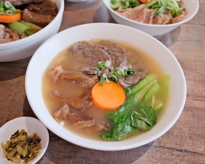 【台北大安美食】牛莊園牛肉麵~清燉蔬果湯頭超鮮美!大安最好吃牛肉麵!科技大樓美食必吃~