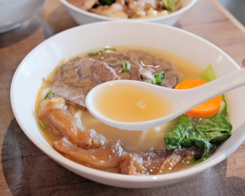 【台北大安美食】牛莊園牛肉麵~清燉蔬果湯頭超鮮美!大安最好吃牛肉麵!科技大樓美食必吃~
