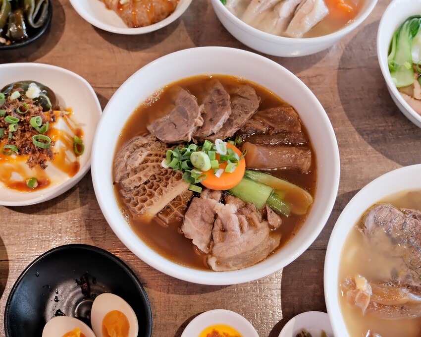 【台北大安美食】牛莊園牛肉麵~清燉蔬果湯頭超鮮美!大安最好吃牛肉麵!科技大樓美食必吃~