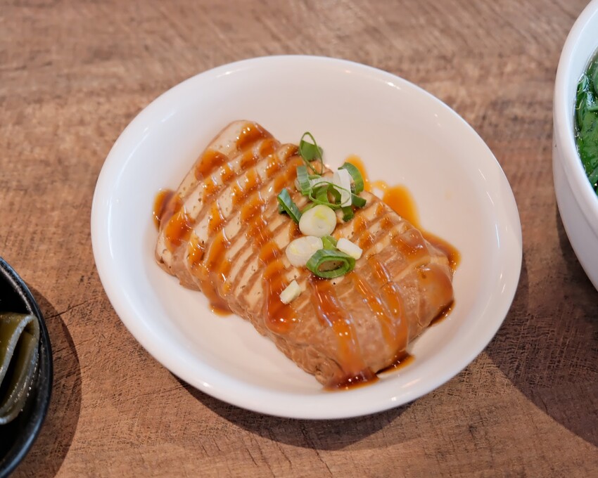 【台北大安美食】牛莊園牛肉麵~清燉蔬果湯頭超鮮美!大安最好吃牛肉麵!科技大樓美食必吃~