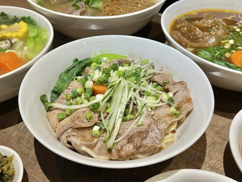 （台北牛肉麵）牛莊園牛肉麵～莊園紅燒/清燉牛肉麵都好吃～人氣牛湯滷蘿蔔、牛肉湯花干千萬別錯過！牛莊園牛肉麵菜單