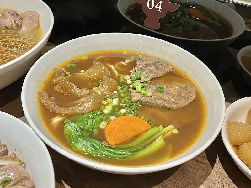（台北牛肉麵）牛莊園牛肉麵～莊園紅燒/清燉牛肉麵都好吃～人氣牛湯滷蘿蔔、牛肉湯花干千萬別錯過！牛莊園牛肉麵菜單