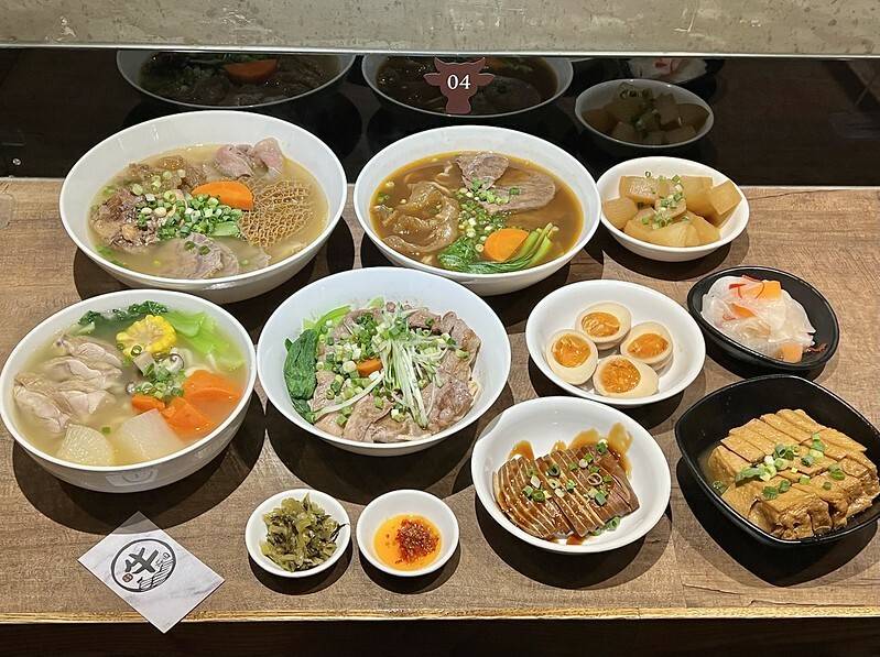 （台北牛肉麵）牛莊園牛肉麵～莊園紅燒/清燉牛肉麵都好吃～人氣牛湯滷蘿蔔、牛肉湯花干千萬別錯過！牛莊園牛肉麵菜單