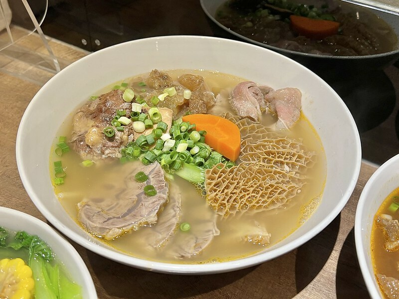 （台北牛肉麵）牛莊園牛肉麵～莊園紅燒/清燉牛肉麵都好吃～人氣牛湯滷蘿蔔、牛肉湯花干千萬別錯過！牛莊園牛肉麵菜單