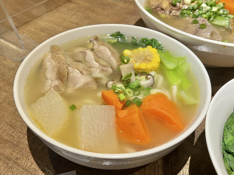 （台北牛肉麵）牛莊園牛肉麵～莊園紅燒/清燉牛肉麵都好吃～人氣牛湯滷蘿蔔、牛肉湯花干千萬別錯過！牛莊園牛肉麵菜單