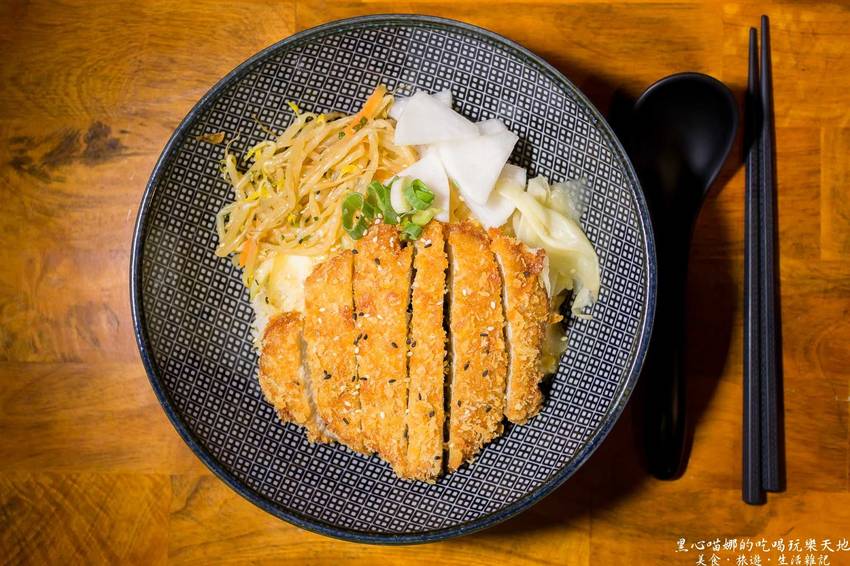 高雄前鎮︱鬼炊丼飯　高CP值的平價用心丼飯料理，加飯只要10元、還有免費味噌湯，就是要你飽到走不動！！（寵物友善餐廳）
