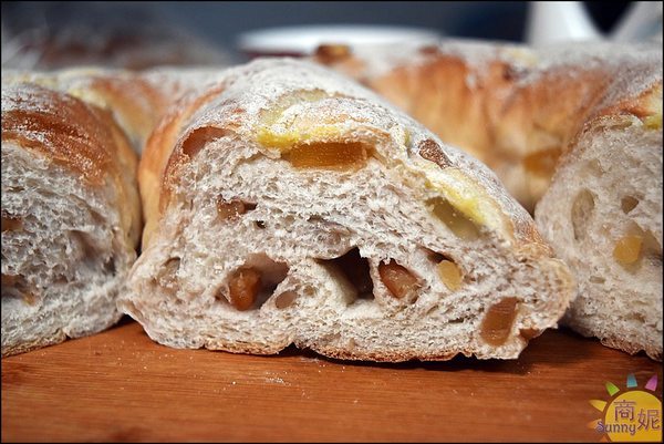 霸歐匠作烘焙:台中大里爆好吃麵包。霸歐匠作烘焙。仁化黃昏市場超人氣歐包平價美味不到四小時完售