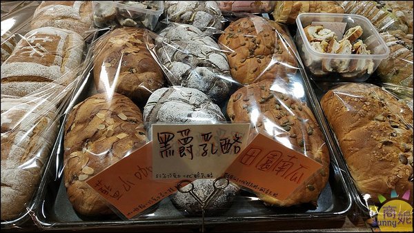 霸歐匠作烘焙:台中大里爆好吃麵包。霸歐匠作烘焙。仁化黃昏市場超人氣歐包平價美味不到四小時完售