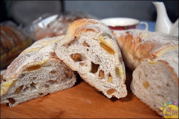 霸歐匠作烘焙:台中大里爆好吃麵包。霸歐匠作烘焙。仁化黃昏市場超人氣歐包平價美味不到四小時完售