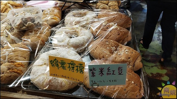 霸歐匠作烘焙:台中大里爆好吃麵包。霸歐匠作烘焙。仁化黃昏市場超人氣歐包平價美味不到四小時完售