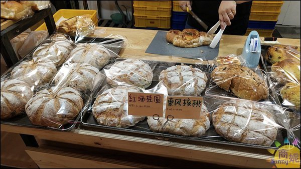 霸歐匠作烘焙:台中大里爆好吃麵包。霸歐匠作烘焙。仁化黃昏市場超人氣歐包平價美味不到四小時完售