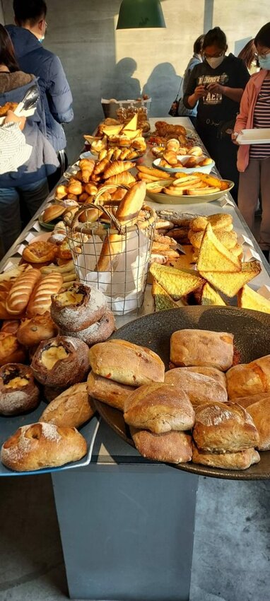 屏東最美麵包店 文青 網美集聚一身的美菊麵包店 開放式廚房 口味種類眾多