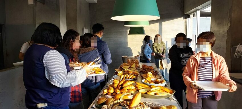 屏東最美麵包店 文青 網美集聚一身的美菊麵包店 開放式廚房 口味種類眾多