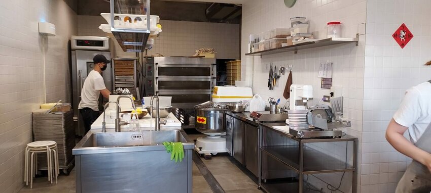 屏東最美麵包店 文青 網美集聚一身的美菊麵包店 開放式廚房 口味種類眾多