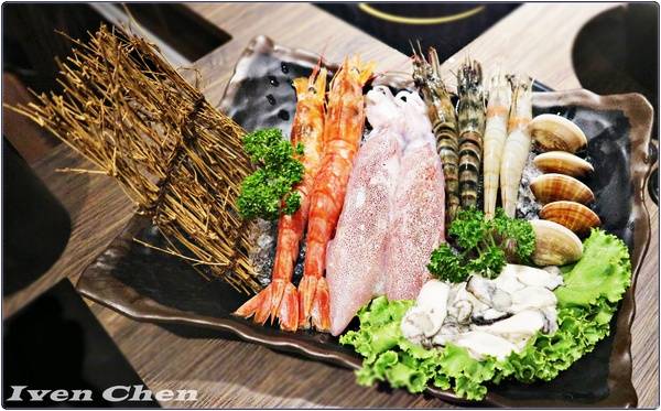 御守火鍋:《新莊火鍋推薦》夏天就是要吃鍋\雙人超值海陸雙拼鍋\菜盤也可換肉盤\真材實料美味\火鍋控不可錯失的『御守火鍋』