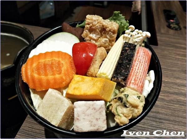 御守火鍋:《新莊火鍋推薦》夏天就是要吃鍋\雙人超值海陸雙拼鍋\菜盤也可換肉盤\真材實料美味\火鍋控不可錯失的『御守火鍋』