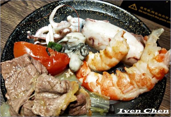 御守火鍋:《新莊火鍋推薦》夏天就是要吃鍋\雙人超值海陸雙拼鍋\菜盤也可換肉盤\真材實料美味\火鍋控不可錯失的『御守火鍋』