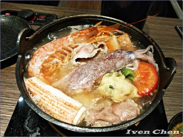 御守火鍋:《新莊火鍋推薦》夏天就是要吃鍋\雙人超值海陸雙拼鍋\菜盤也可換肉盤\真材實料美味\火鍋控不可錯失的『御守火鍋』