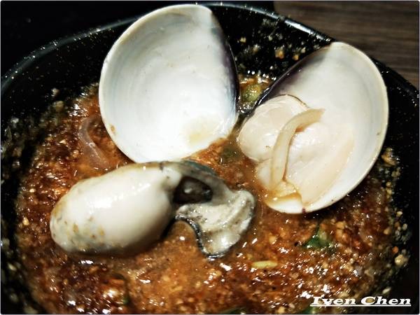 御守火鍋:《新莊火鍋推薦》夏天就是要吃鍋\雙人超值海陸雙拼鍋\菜盤也可換肉盤\真材實料美味\火鍋控不可錯失的『御守火鍋』