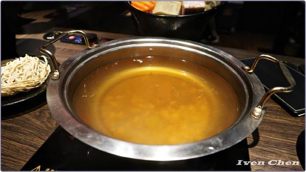 御守火鍋:《新莊火鍋推薦》夏天就是要吃鍋\雙人超值海陸雙拼鍋\菜盤也可換肉盤\真材實料美味\火鍋控不可錯失的『御守火鍋』