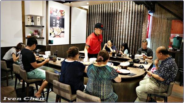 御守火鍋:《新莊火鍋推薦》夏天就是要吃鍋\雙人超值海陸雙拼鍋\菜盤也可換肉盤\真材實料美味\火鍋控不可錯失的『御守火鍋』