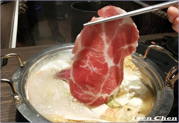 御守火鍋:《新莊火鍋推薦》夏天就是要吃鍋\雙人超值海陸雙拼鍋\菜盤也可換肉盤\真材實料美味\火鍋控不可錯失的『御守火鍋』