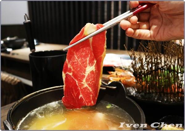 御守火鍋:《新莊火鍋推薦》夏天就是要吃鍋\雙人超值海陸雙拼鍋\菜盤也可換肉盤\真材實料美味\火鍋控不可錯失的『御守火鍋』