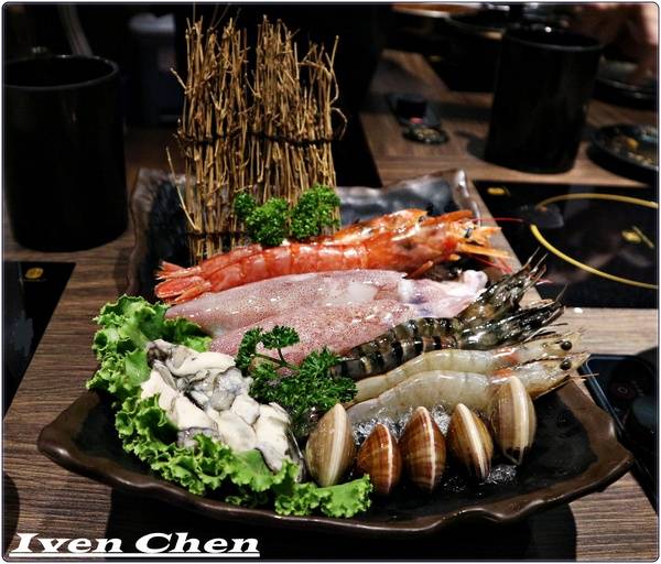 御守火鍋:《新莊火鍋推薦》夏天就是要吃鍋\雙人超值海陸雙拼鍋\菜盤也可換肉盤\真材實料美味\火鍋控不可錯失的『御守火鍋』