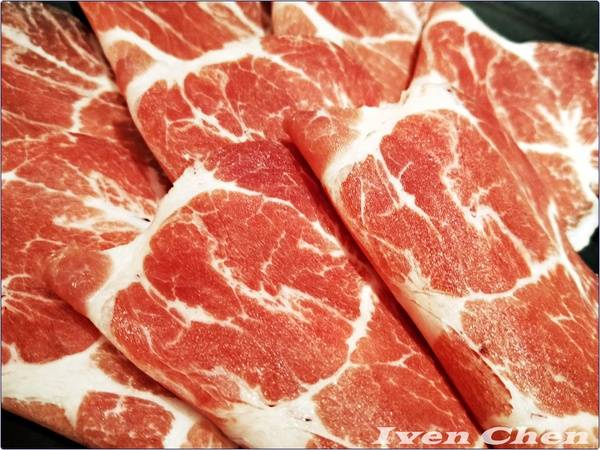 御守火鍋:《新莊火鍋推薦》夏天就是要吃鍋\雙人超值海陸雙拼鍋\菜盤也可換肉盤\真材實料美味\火鍋控不可錯失的『御守火鍋』