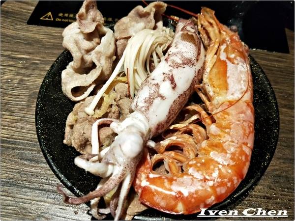 御守火鍋:《新莊火鍋推薦》夏天就是要吃鍋\雙人超值海陸雙拼鍋\菜盤也可換肉盤\真材實料美味\火鍋控不可錯失的『御守火鍋』