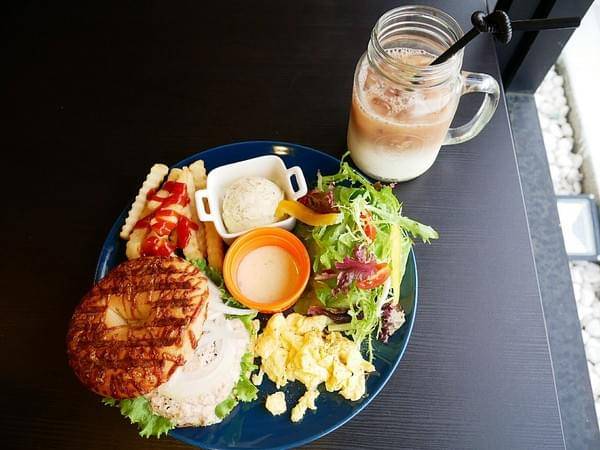 Muni Brunch：Muni Brunch-台中車站附近早午餐  店內裝潢超可愛  餐點精緻好吃又實惠  再訪率高到爆棚