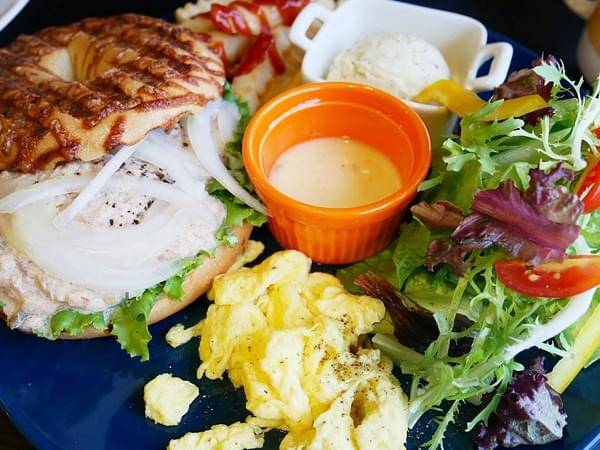 Muni Brunch：Muni Brunch-台中車站附近早午餐  店內裝潢超可愛  餐點精緻好吃又實惠  再訪率高到爆棚