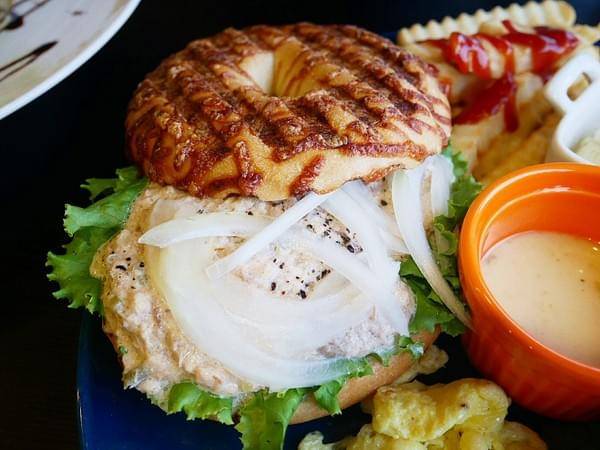 Muni Brunch：Muni Brunch-台中車站附近早午餐  店內裝潢超可愛  餐點精緻好吃又實惠  再訪率高到爆棚