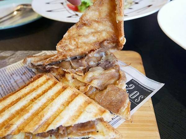 Muni Brunch：Muni Brunch-台中車站附近早午餐  店內裝潢超可愛  餐點精緻好吃又實惠  再訪率高到爆棚