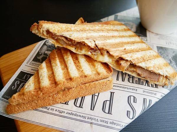 Muni Brunch：Muni Brunch-台中車站附近早午餐  店內裝潢超可愛  餐點精緻好吃又實惠  再訪率高到爆棚